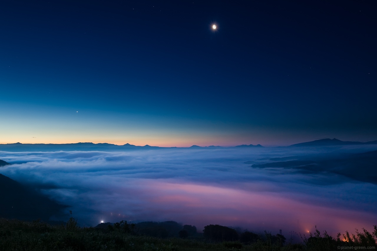 ニセコ某所での雲海と月