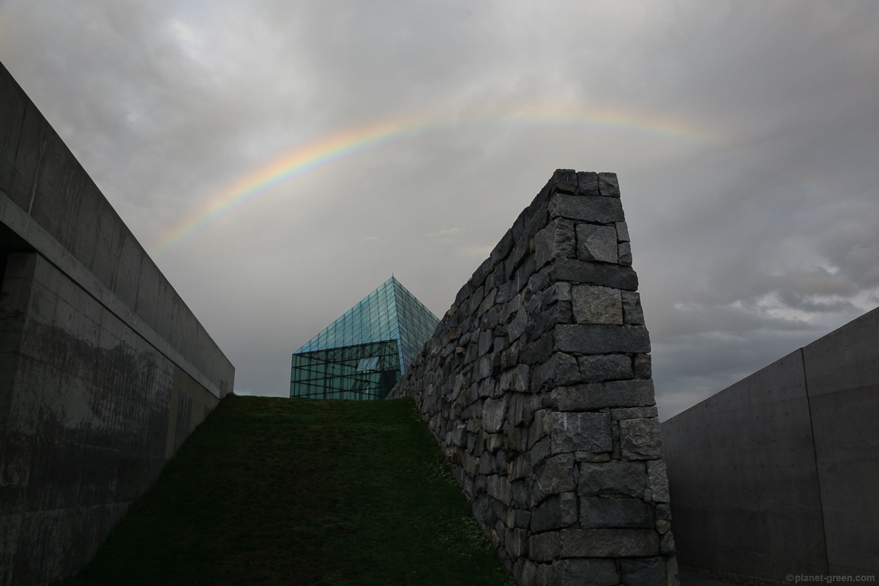 モエレ沼公園・ガラスのピラミッド(HIDAMARI)に掛かる虹。