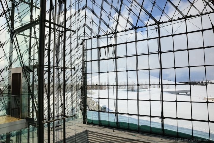 モエレ沼公園・ガラスのピラミッド