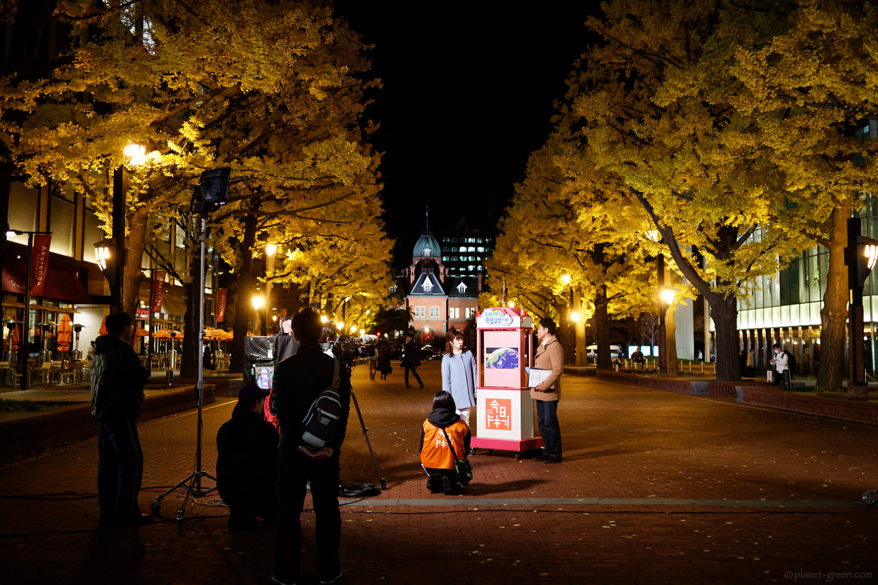 札幌市・北3条広場の銀杏並木で『今日ドキッ』の収録をしている光景