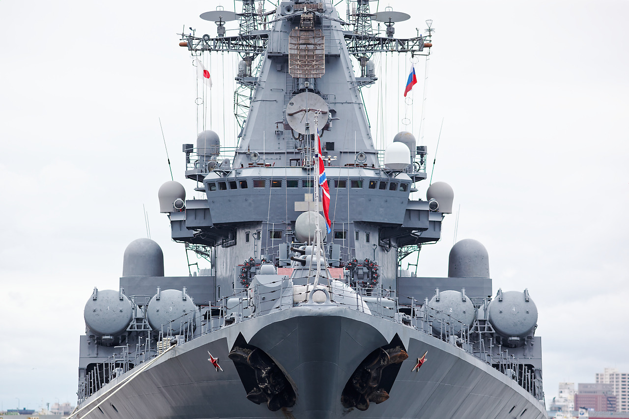 ロシア海軍ミサイル巡洋艦ヴァリャーク（Варяг）を正面から