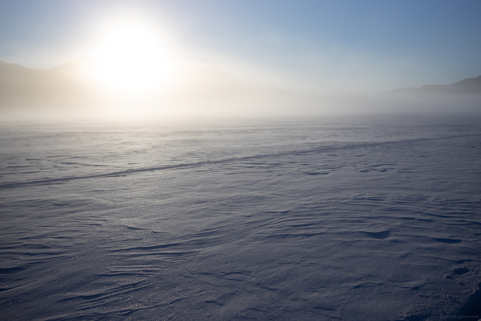 糠平湖の氷の上に出来た雪原