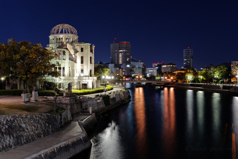広島市 平和記念公園 ライトアップされた原爆ドーム